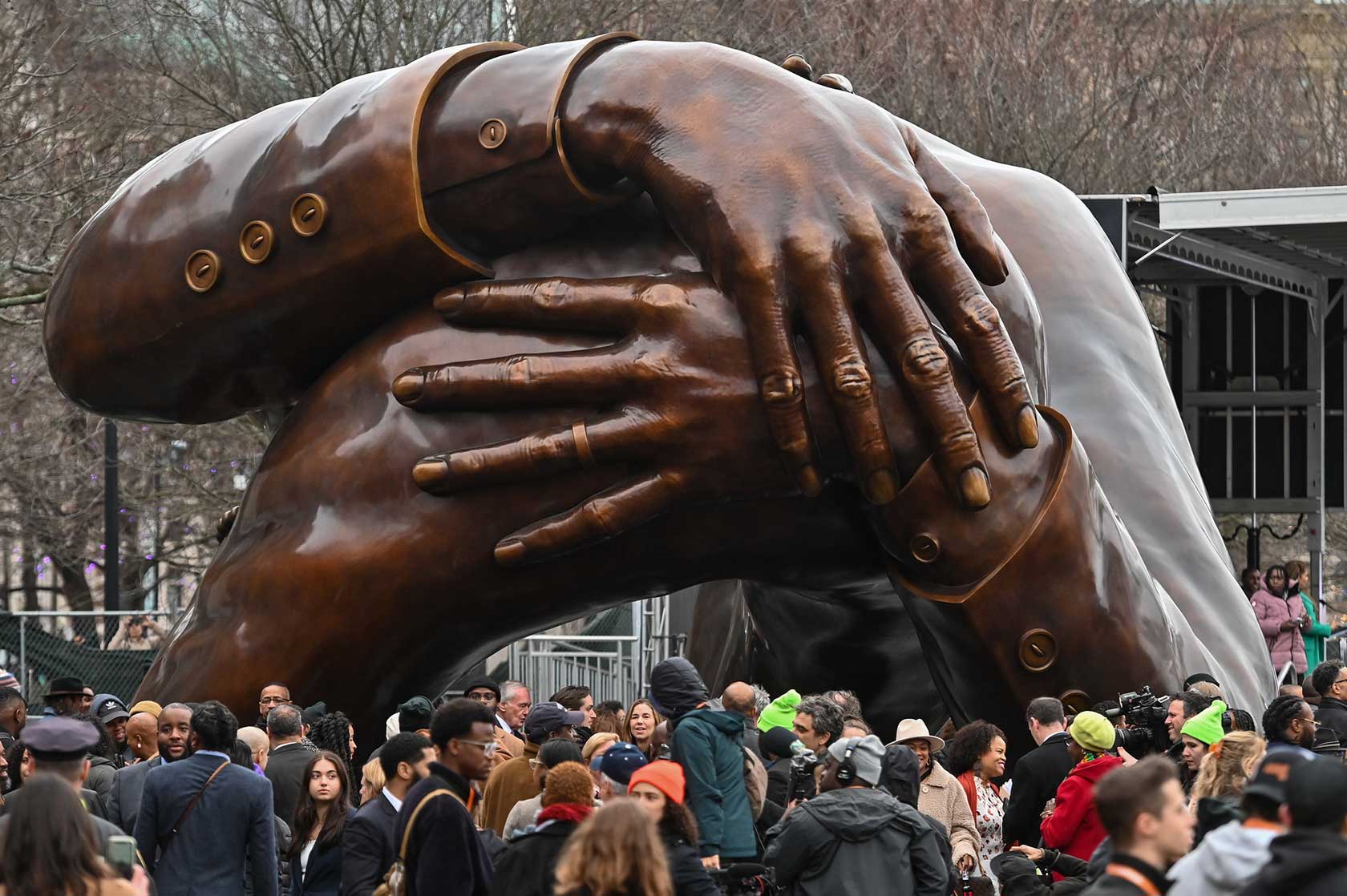 追忆马丁·路德·金：《拥抱》雕塑标志性里程碑