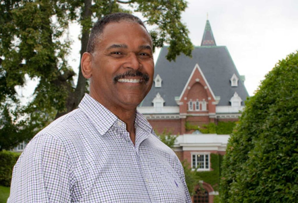 In letter, Holy Cross classmate breaks with Clarence Thomas